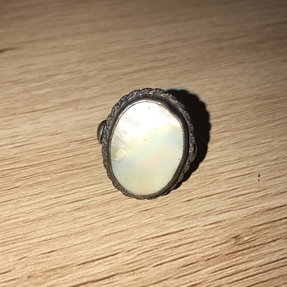 Vintage Mother Of Pearl Oval 1960’s Pearlescent Ring - Picture 2 of 15